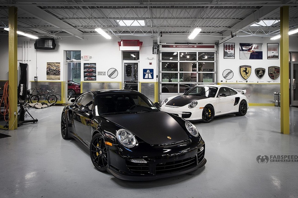 Porsche 997.2 GTRS White & Black in Garage
